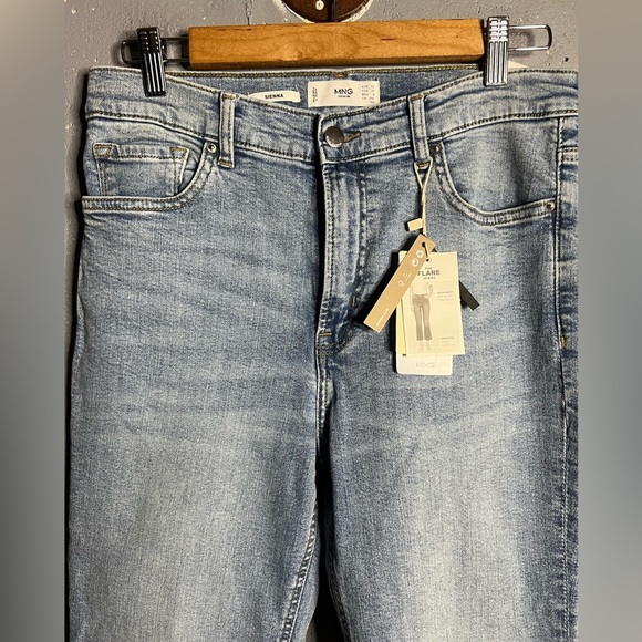 MANGO SIENNA FLARED CROPPED JEANS.  Size 10
NWT - Picture 6 of 11